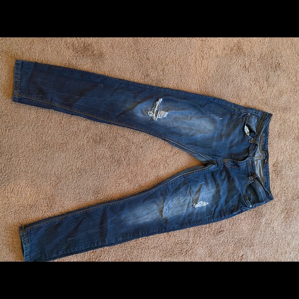 Distressed skinny jeans